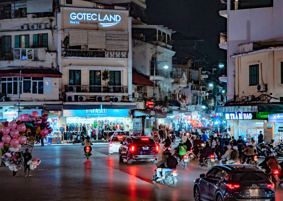 Khu vực phố cổ sầm uất vào ban đêm. (Ảnh: Minh Hiếu/Vietnam+)