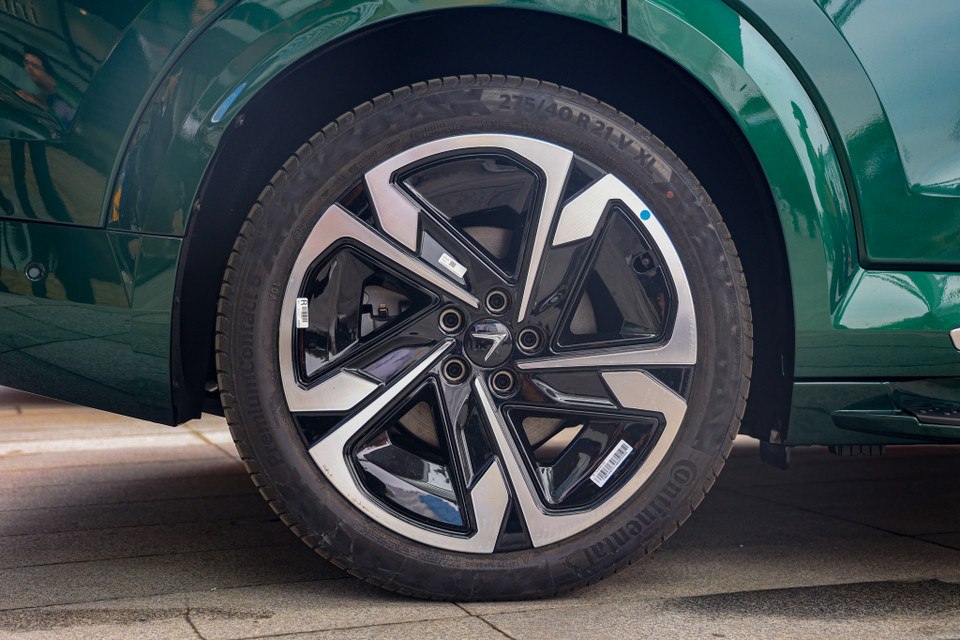 Mẫu VF9 Plus có lazang hợp kim cỡ lớn 21inch, có thể tùy chọn 22inch, đậm nét hầm hố, gai góc của một chiếc SUV. (Ảnh: Minh Hiếu/Vietnam+)