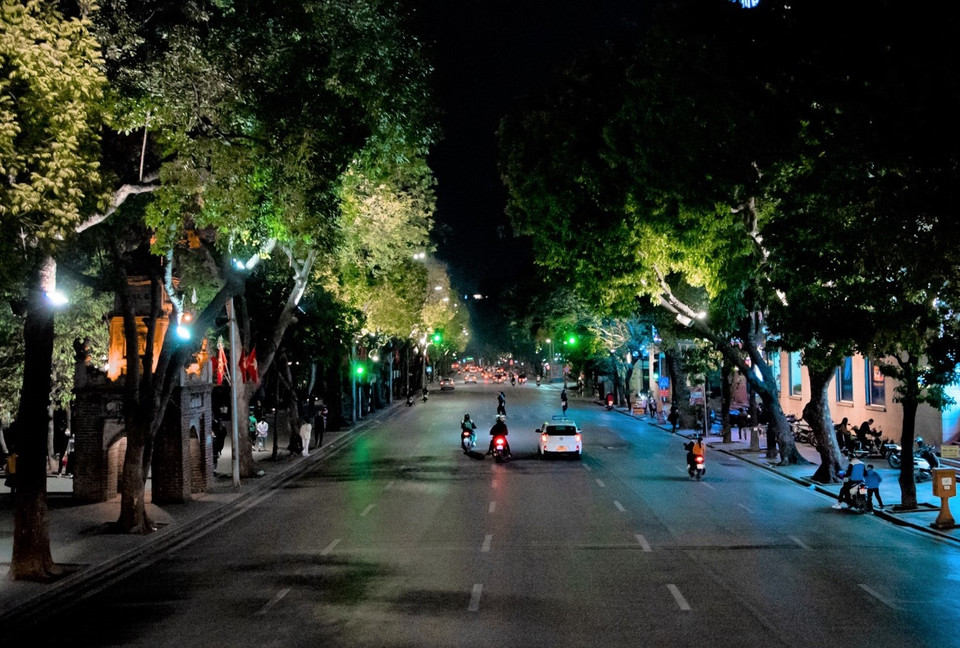 Khách tham quan thảnh thơi ngắm nhìn hai hàng cây xanh dọc đường Đinh Tiên Hoàng xung quanh khu vực Hồ Hoàn Kiếm. (Ảnh: Minh Hiếu/Vietnam+)