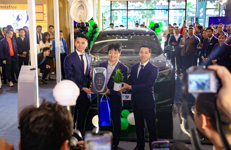 Anh Hoàng Văn Sơn là 1 trong 9 khách hàng nhận xe tại Hà Nội và cũng là người đầu tiên trên thế giới sở hữu chiếc VF9. Anh Sơn chia sẻ rằng bản thân rất háo hức và hài lòng khi nhận bàn giao chiếc xe điện mình đặt mua. (Ảnh: Minh Hiếu/Vietnam+) 