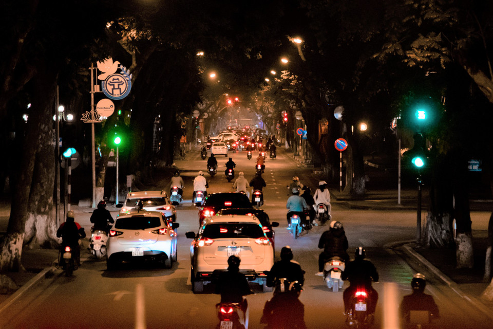 Khách tham quan có thể trải nghiệm hình thức du lịch đặc biệt này qua tour du lịch xe buýt hai tầng Hanoi City Tour. Đây là tour du lịch được thành lập vào năm 2018 và vận hành bởi Xí nghiệp xe buýt Yên Viên, thuộc Tổng Công ty Vận tải Hà Nội nhằm đa dạng hóa, phát triển những sản phẩm du lịch chất lượng cao gắn liền với Thủ đô. (Ảnh: Minh Hiếu/Vietnam+)