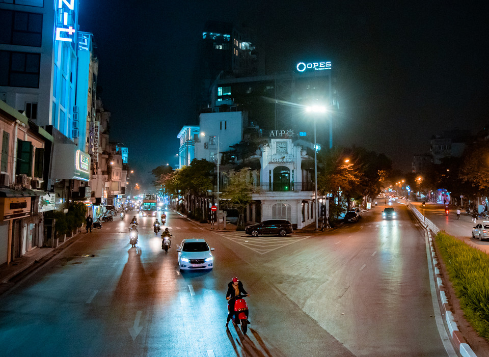 Đoạn ngã rẽ Nguyễn Thái Học cắt ngang Hàng Bông-Điện Biên Phủ với góc nhìn cao hơn ba mét. (Ảnh: Minh Hiếu/Vietnam+)