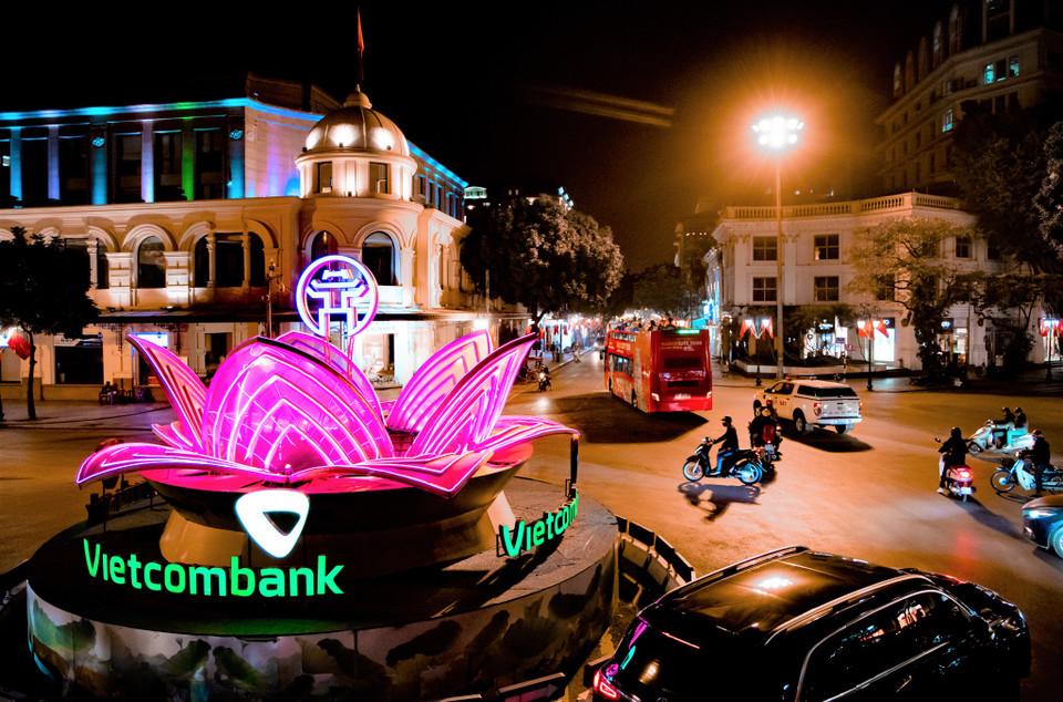 Rất nhiều người tỏ ra bất ngờ khi thấy một Hà Nội về đêm vừa lạ lẫm vừa quen thuộc khi ngồi trên chiếc xe buýt hai tầng di chuyển qua từng góc phố, con đường. (Ảnh: Minh Hiếu/Vietnam+) 