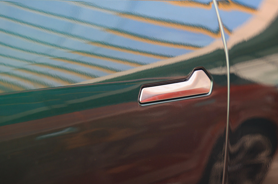 Tay nắm cửa thiết kế ẩn vào thân xe, đây là thiết kế khá quen thuộc trên các dòng xe cao cấp của Range Rover hay Mercedes-Benz. (Ảnh: Minh Hiếu/Vietnam+)