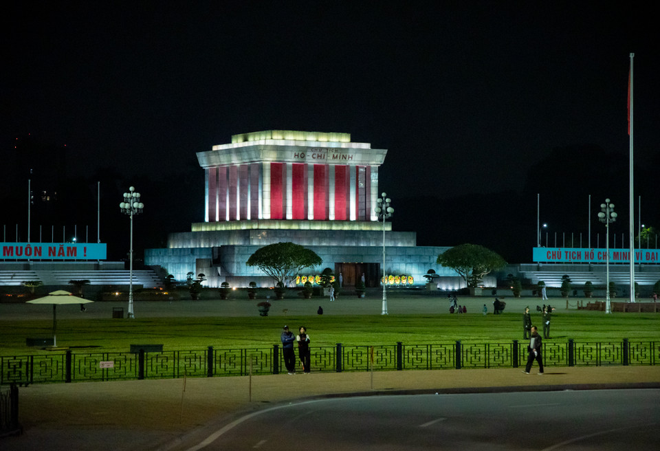Lăng Chủ tịch Hồ Chí Minh nổi bật, trang nghiêm kể cả khi về đêm. (Ảnh: Minh Hiếu/Vietnam+)