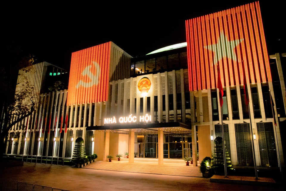 Tòa nhà Quốc hội sáng rực thu hút mọi ánh nhìn của người đi đường. (Ảnh: Minh Hiếu/Vietnam+)