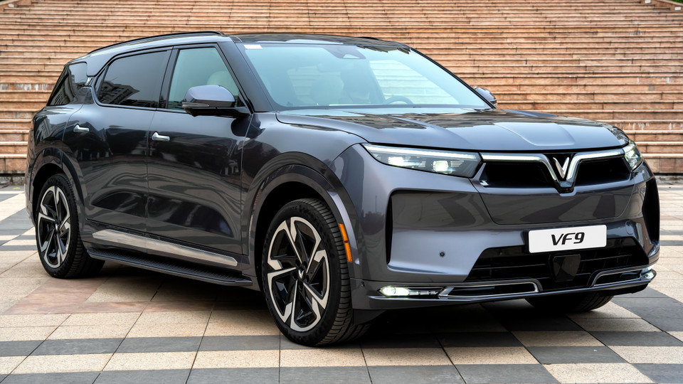 Dù là xe điện, phần đầu VF9 vẫn có 2 khe hút gió thiết kế dạng hình thang ngay bên dưới dải đèn DRL hình cánh chim đặc trưng của VinFast. Xe được trang bị đèn sương mù nhỏ đặt sát phía dưới, trong khi phần đuôi xe nổi bật với dải đèn hậu LED được nối liền nhau. (Ảnh: PV/Vietnam+)