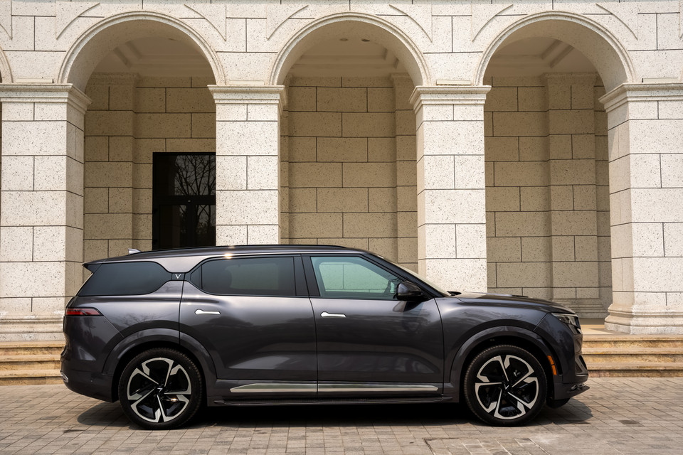 VF9 là mẫu xe điện đầu bảng của VinFast nên có kích thước khá lớn. Xe thuộc phân khúc E-SUV, có kích thước tổng thể 5.118 x 2.254 x 1.696mm (dài x rộng x cao), không quá chênh lệch với Ford Everest (4.892 x 1.860 x 1.837mm) hay Mitsubishi Pajero Sport (4.825 x 1.815 x 1.835mm). (Ảnh: Minh Hiếu/Vietnam+)