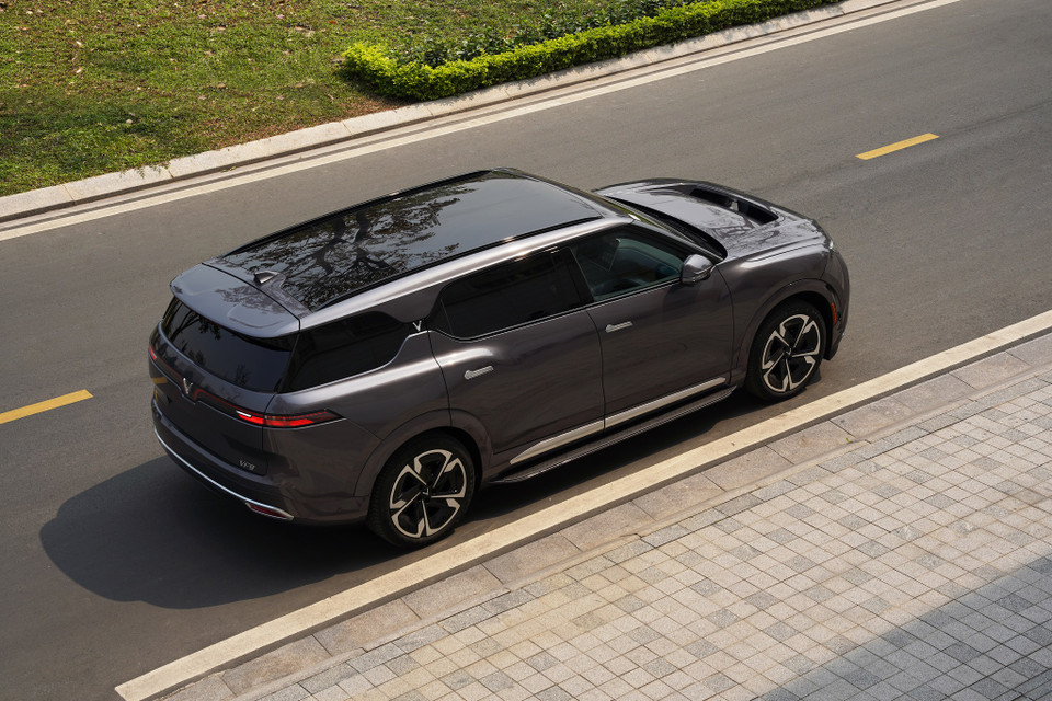 VinFast VF9 được bán với 2 phiên bản là Eco và Plus, đi kèm mức giá 1,491 tỷ và 1,685 tỷ đồng. Nếu muốn mua luôn pin, khách hàng cần phải trả số tiền 1,97 tỷ đồng cho bản Eco, 2,178 tỷ đồng cho bản Plus. (Ảnh: PV/Vietnam+)