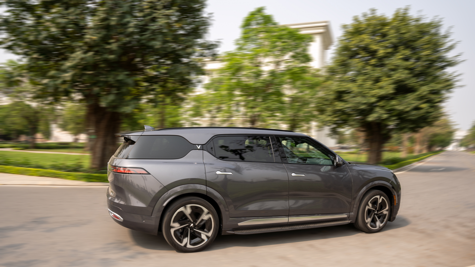 VinFast trang bị cho VF9 khối động cơ gồm 2 môtơ điện, sản sinh tổng công suất 300 kW. Xe có thể tăng tốc 0-100 km/h trong 7,5 giây. Theo công bố của hãng, quãng đường di chuyển của xe tối đa 423 km với phiên bản Eco và 439km với bản Plus ở tiêu chuẩn WLTP. (Ảnh: PV/Vietnam+)