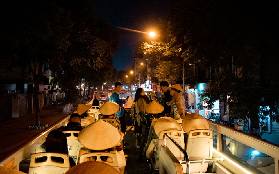 Tour xe buýt hai tầng đêm sẽ bắt đầu vào lúc 19h30 (Thứ 4,5,6) và đến hoạt động đến 20h45 trong hai ngày cuối tuần. Giá vé tour từ 115.000 đồng/trẻ em và 155.000 đồng/người lớn. Khách có thể mua trực tiếp tại các kiot bán hàng hoặc trực tuyến. (Ảnh: Minh Hiếu/Vietnam+)