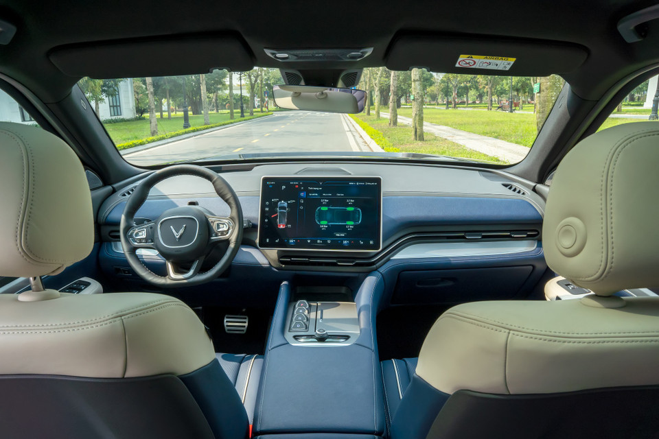 Không gian khoang lái có cách bố trí tương tự VF e34 hay VF8. Tất cả thông tin của xe đều được hiển thị ở trung tâm. (Ảnh: PV/Vietnam+)