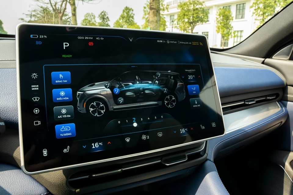 Là mẫu xe điện cao cấp nhất của VinFast, VF9 được trang bị nhiều tiện nghi cao cấp như hệ thống hai hàng ghế trước tích hợp massage, thông gió và sưởi (bản Plus), màn hình giải trí trung tâm 15,6 inch, màn hình hiển thị HUD trên kính lái, trần kính toàn cảnh, gương chiếu hậu ngoài xe chống chói tự động, 11 túi khí… (Ảnh: Minh Hiếu/Vietnam+)