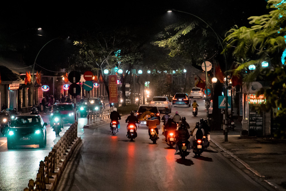 Ngắm nhìn đường Thanh Niên tấp nập xe cộ. (Ảnh: Minh Hiếu/Vietnam+)