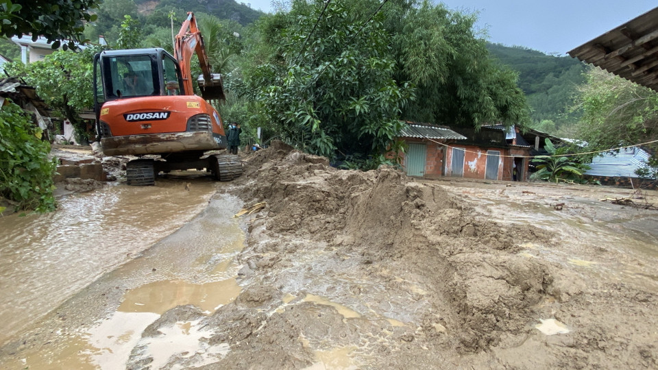 Một lượng lớn bùn đất và nước đục dưới chân núi chảy tràn vào nhà dân. (Ảnh: Tường Quân/TTXVN)