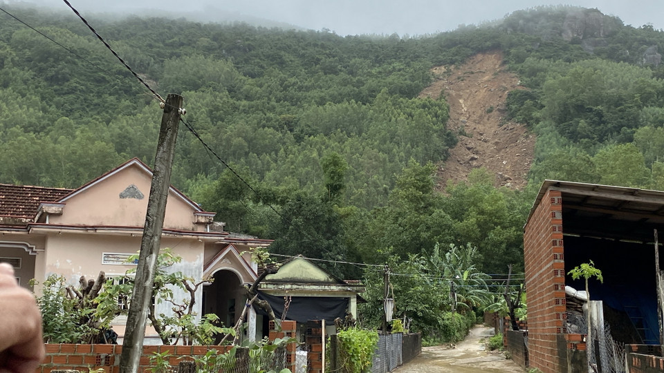 Núi Cấm liên tiếp sạt lở 3 lần từ ngày 14/11 đến nay, cuốn theo hàng nghìn m3 đất trôi xuống nhà dân. (Ảnh: Tường Quân/TTXVN)