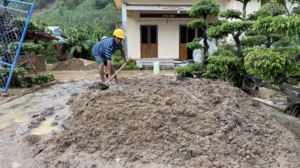 Ngôi nhà của anh Mai Công Phi (thôn Chánh Thắng) ngập tràn bùn đất. (Ảnh: Tường Quân/TTXVN)