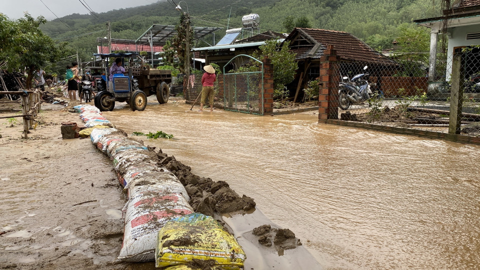 Người dân dựng các đê tạm để ngăn bùn đất trôi vào nhà. (Ảnh: Tường Quân/TTXVN)