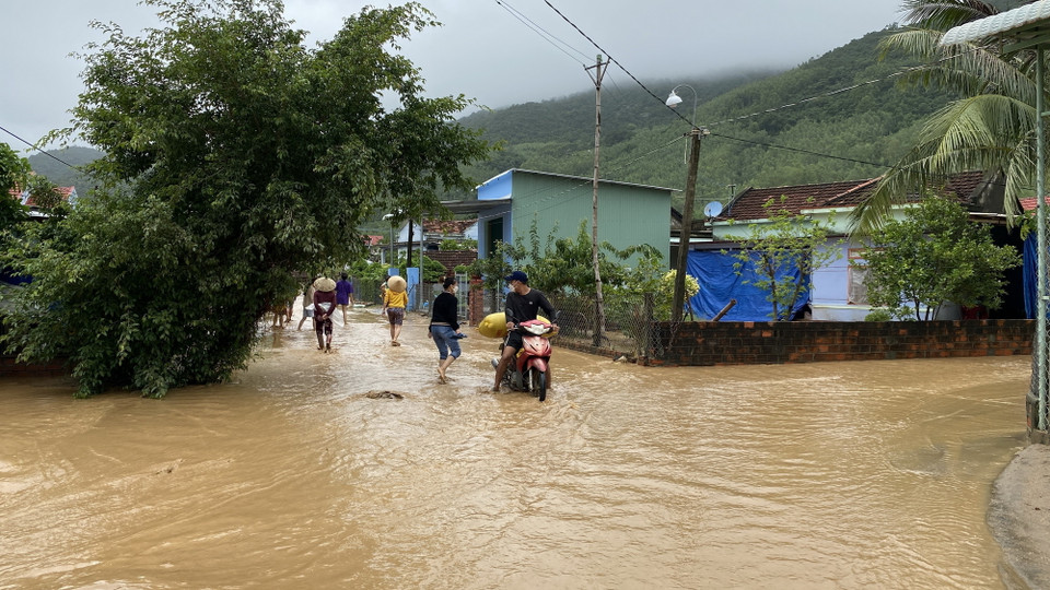 Tuyến đường bêtông chính của thôn Chánh Thắng ngập tràn bùn đất từ trong núi chảy ra. (Ảnh: Tường Quân/TTXVN)