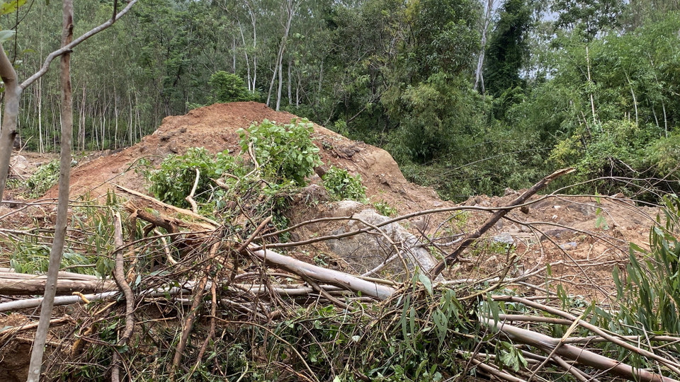 Một tảng đá lớn trên núi Cấm sạt lở xuống chân núi, ngay sát nhà dân. (Ảnh: Tường Quân/TTXVN)