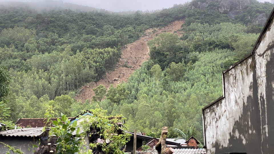 Núi Cấm tiếp tục sạt lở thêm trong sáng 16/11. (Ảnh: Tường Quân/TTXVN)