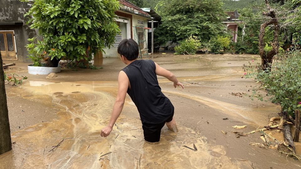 Một ngôi nhà bị bùn đất trôi vào nhà không thể đi được. (Ảnh: Tường Quân/TTXVN)