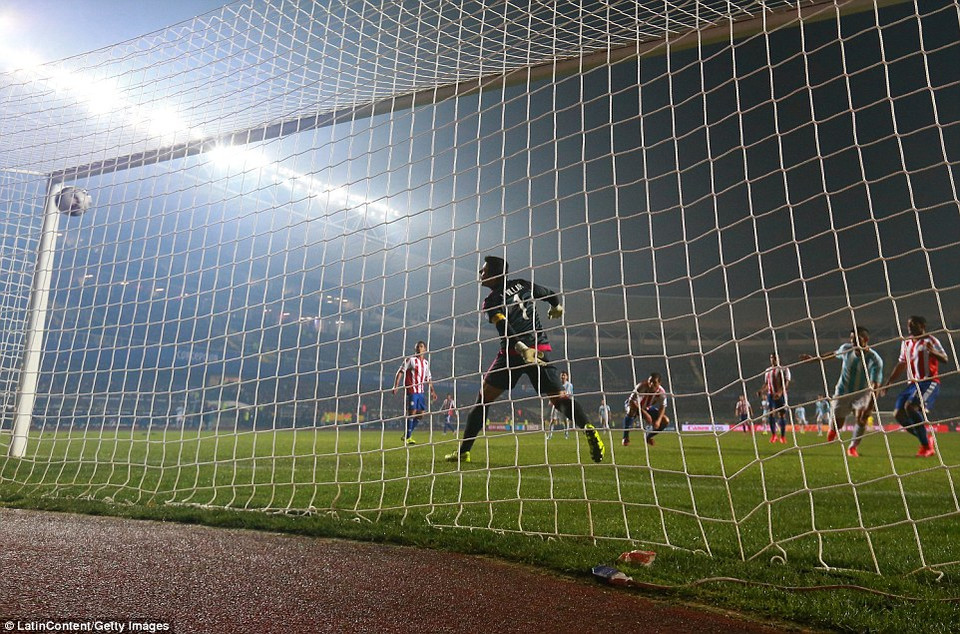... với một pha lập công bằng đầu. 5-1 cho Argentina.