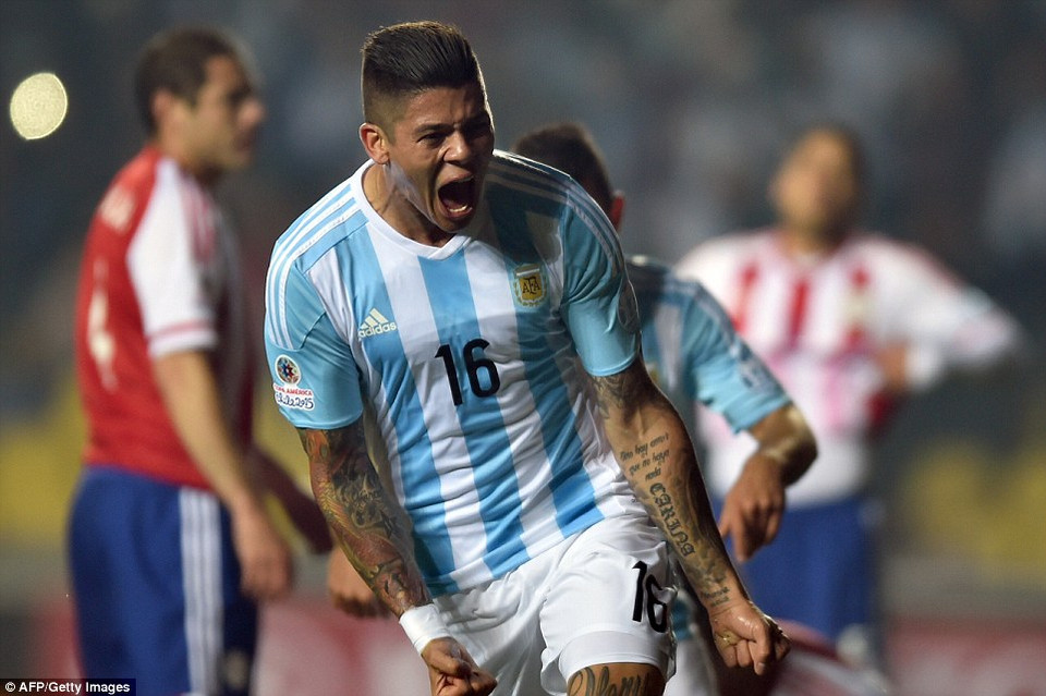 Ngôi sao đang khoác áo Manchester United ăn mừng chiến thắng.