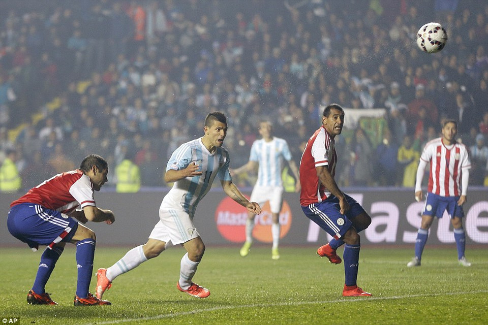 Phút 80, Sergio Aguero đã lên tiếng...