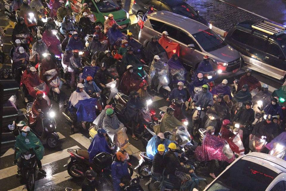 Dòng người nhích từng mét trong giá rét. (Ảnh: PV)