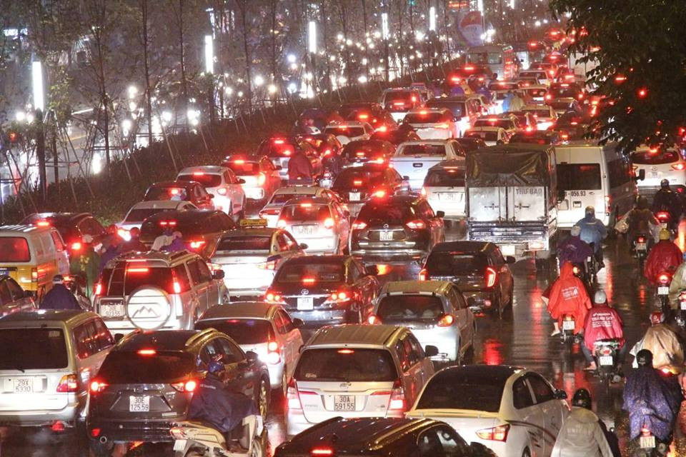 Dòng xe chật kín trước ngày nghỉ Tết Dương lịch. (Ảnh: PV)