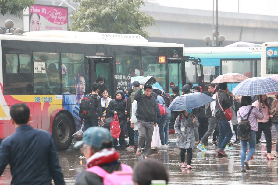 Những chuyến xe buýt luôn chật cứng người. (Ảnh: PV)