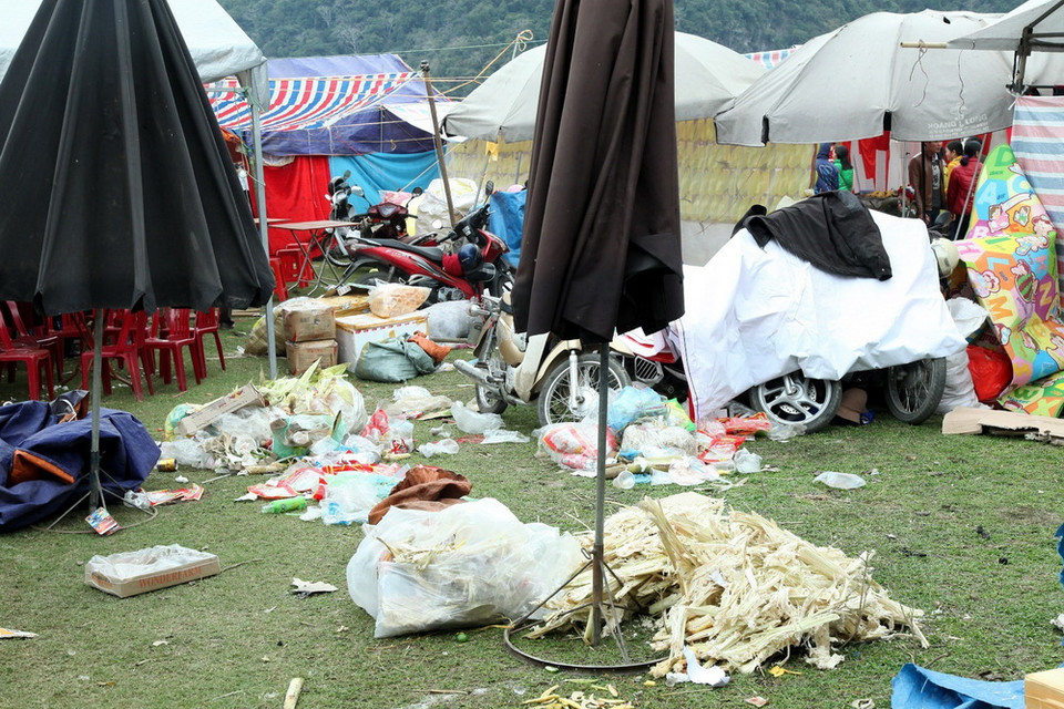 Rác ngập tràn khu vực lễ hội. (Ảnh: Đức Hiếu/TTXVN)