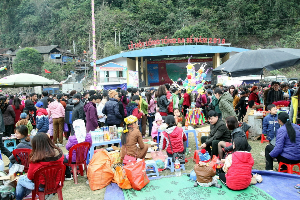 Nhiều hàng quán 'bủa vây' Lễ hội Lồng tồng Ba Bể. (Ảnh: Đức Hiếu/TTXVN)