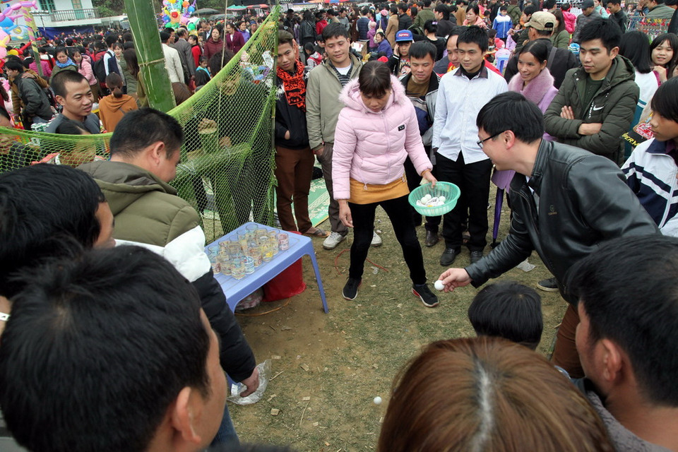 Lễ hội Lồng tồng Ba Bể xuất hiện nhiều điểm trò chơi ăn tiền. (Ảnh: Đức Hiếu/TTXVN)
