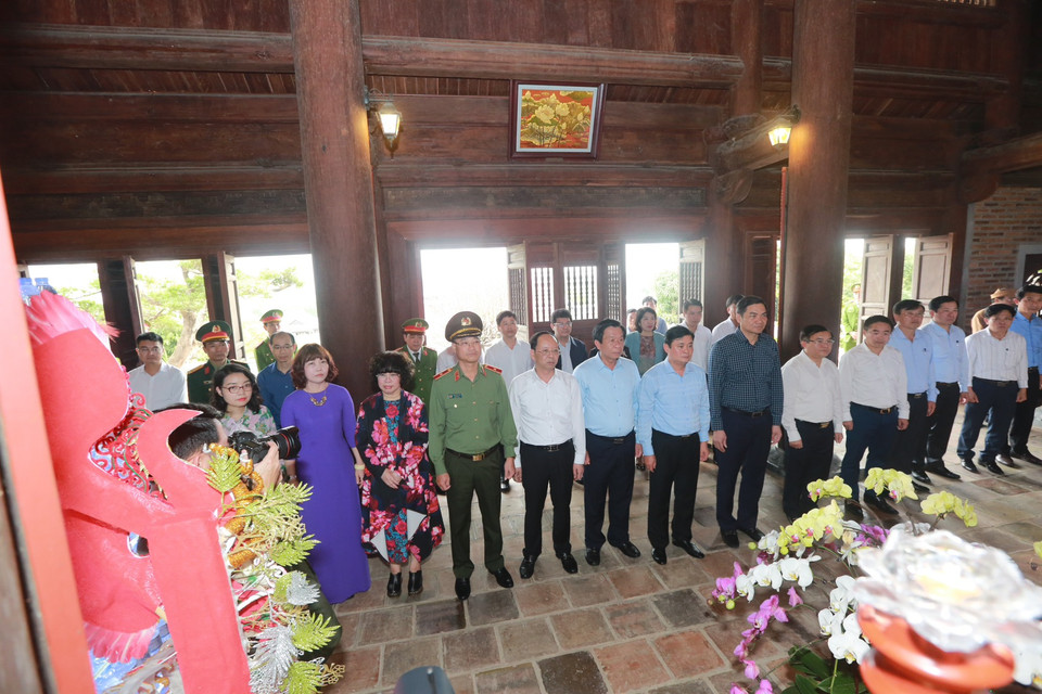 Là quê hương của Chủ tịch Hồ Chí Minh, thực hiện lời dạy của Người, huyện Nam Đàn luôn xác định việc trồng cây xanh là việc làm quan trọng, gắn liền với quá trình phát triển của huyện không chỉ cho hôm nay mà cho cả các thế hệ mai sau. Năm 2023, Nam Đàn phấn đấu trồng mới 150 ha rừng tập trung, 330.000 cây phân tán, từng bước xây dựng vườn rừng sinh thái, tiến tới khép kín phủ xanh đất trống, đồi trọc. Trong ảnh, các đại biểu dâng hương tại Đền Chung Sơn. (Ảnh: PV/Vietnam+)