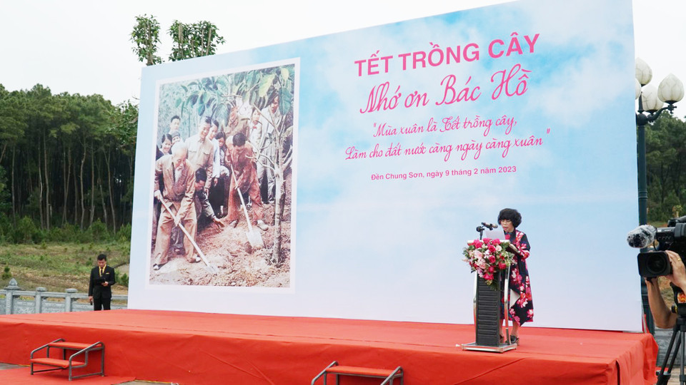 Anh hùng Lao động Thái Hương (Nhà Sáng lập, Chủ tịch Hội đồng chiến lược Tập đoàn TH), Trưởng ban quản lý Đền Chung Sơn, cho hay buổi lễ phát động “Tết trồng cây - nhớ ơn Bác Hồ” tại đền Chung Sơn thực sự là một sự kiện đầy tính truyền cảm hứng, để mỗi cơ quan, đoàn thể và đông đảo người dân thấu hiểu hơn ý nghĩa “gieo mầm xanh, gặt hy vọng” qua từng cây non được vun trồng, tưới bón mỗi ngày. (Ảnh: PV/Vietnam+)