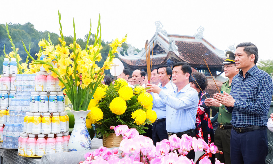 Các đại biểu dâng hương tại Đền Chung Sơn, tưởng nhớ công lao của Chủ tịch Hồ Chí Minh vĩ đại. (Ảnh: PV/Vietnam+)