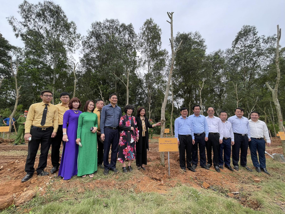 Dưới sự dẫn dắt của nữ doanh nhân Thái Hương, suốt trong từng chặng đường những năm qua, BAC A BANK và Tập đoàn TH đã thực sự trở thành những đơn vị tiên phong, luôn kiên tâm mục tiêu “Thân thiện với môi trường” và “Vì con người,” không ngừng đóng góp giá trị để mỗi một vùng đất mà doanh nghiệp đặt dấu chân đầu tư và kiến tạo luôn có môi trường xanh, sạch, đẹp; nhân dân địa phương có một môi trường sống an toàn và trong lành. (Ảnh: PV/Vietnam+)