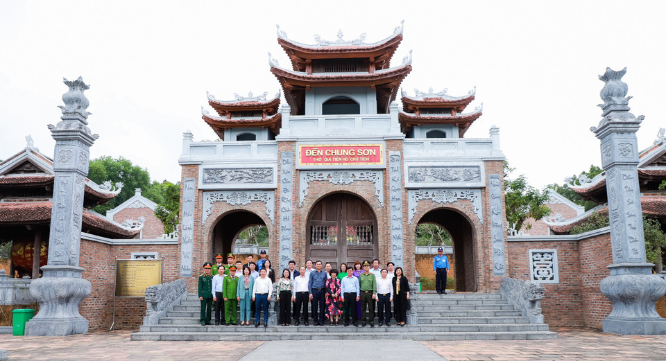 Các đại biểu chụp ảnh lưu niệm tại Đền Chung Sơn. (Ảnh: PV/Vietnam+)