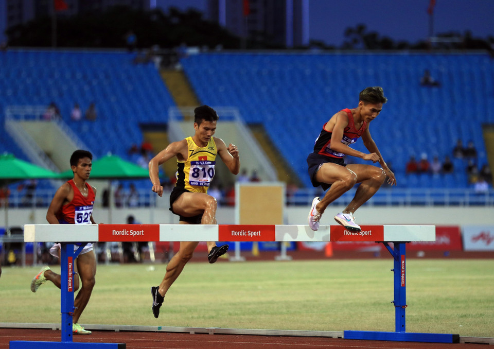 Vận động viên Lê Tiến Long (812, Việt Nam) và vận động viên Đỗ Quốc Luật (810, Việt Nam) lần lượt giành Huy chương Vàng và HCB trên đường đua 3000m vượt chướng ngại vật. (Ảnh: Huy Hùng/TTXVN)