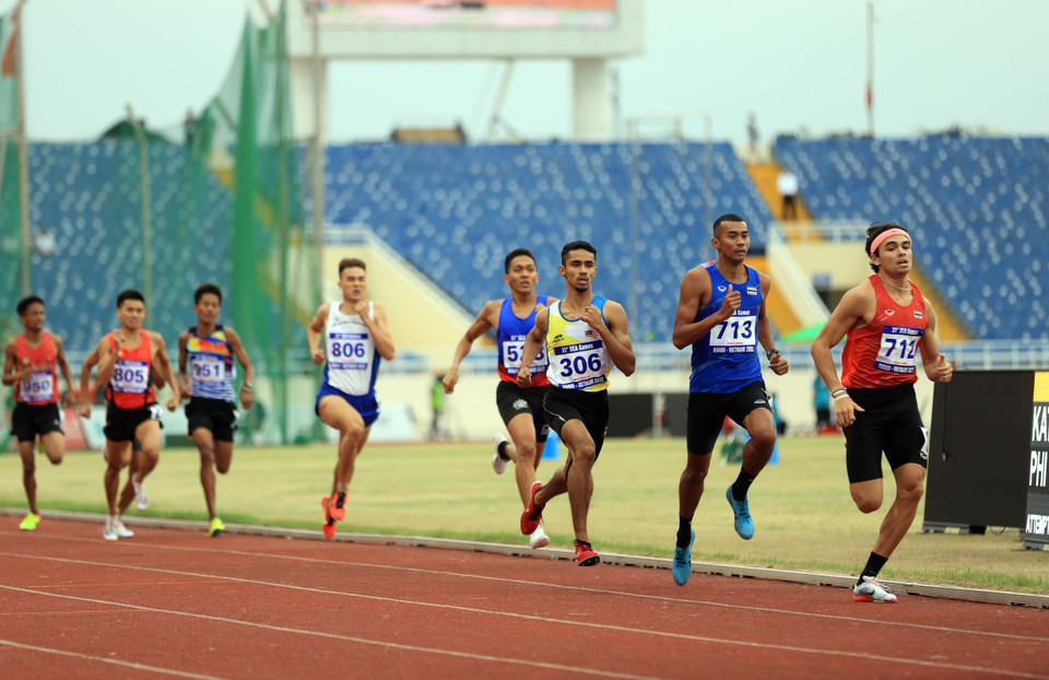 Vận động viên Joshua Robert Atkinson (712, Thái Lan) về nhất chạy 800m nam với thành tích 1phút 55.75. (Ảnh: Huy Hùng/TTXVN)