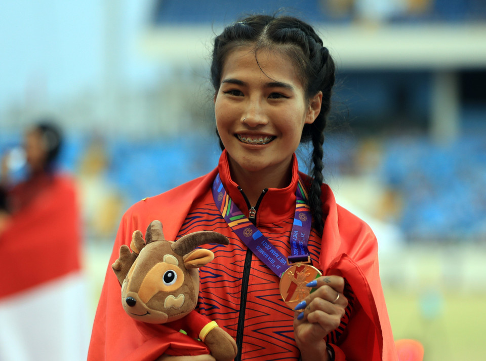 Vận động viên Khuất Phương Anh (Việt Nam) Huy chương Vàng nội dung chạy 800m nữ. (Ảnh: Huy Hùng/TTXVN)