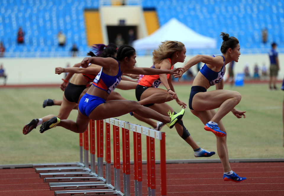 Vận động viên Bùi Thị Nguyên (Việt Nam) đang bứt phá và giành Huy chương Vàng nội dung 100m rào nữ. (Ảnh: Huy Hùng/TTXVN)