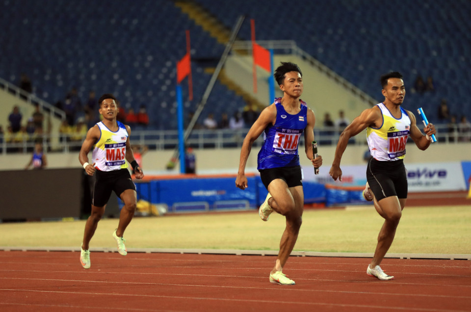 Các vận động viên nam trên đường đua 4x100m. (Ảnh: Huy Hùng/TTXVN)