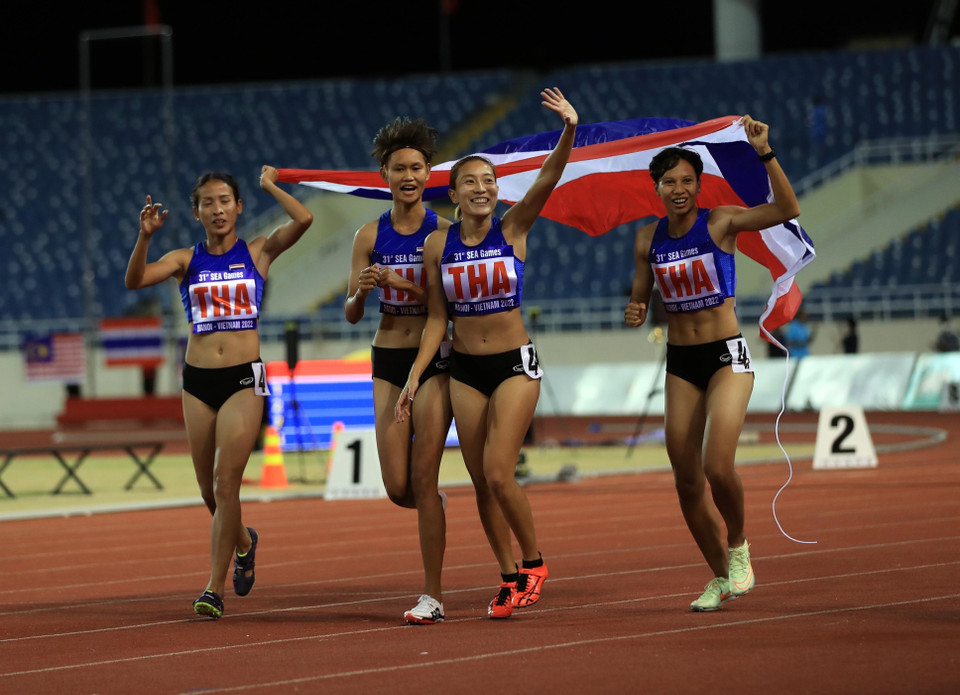 Các vận động viên nữ Thái Lan ăn mừng sau khi về nhất tại nội dung 400m phối hợp. (Ảnh: Huy Hùng/TTXVN)