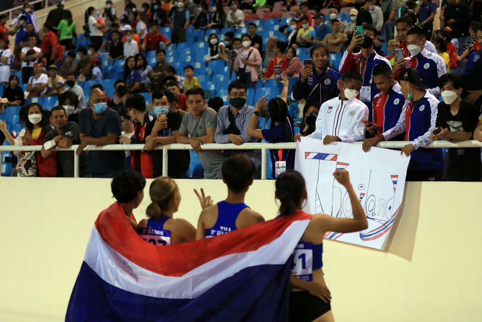 Các nữ vận động viên Thái Lan nhận sự chúc mừng của cổ động viên nhà sau khi chiến thắng ở nội dung 400m phối hợp. (Ảnh: Huy Hùng/TTXVN)