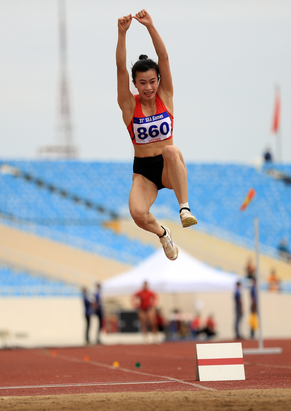 Vận động viên Vũ Thị Ngọc Hà giành Huy chương Vàng nội dung nhảy xa nữ với thành tích 6,39m. (Ảnh: Huy Hùng/TTXVN)