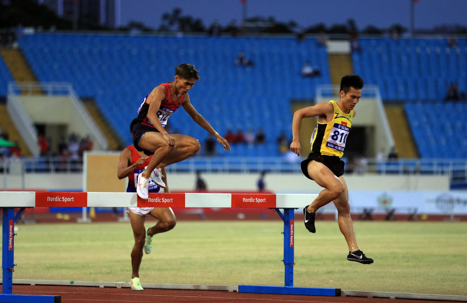 Vận động viên Lê Tiến Long (812, Việt Nam) và vận động viên Đỗ Quốc Luật (810, Việt Nam) lần lượt giành Huy chương Vàng trên đường đua 3000m vượt chướng ngại vật.(Ảnh: Huy Hùng/TTXVN)