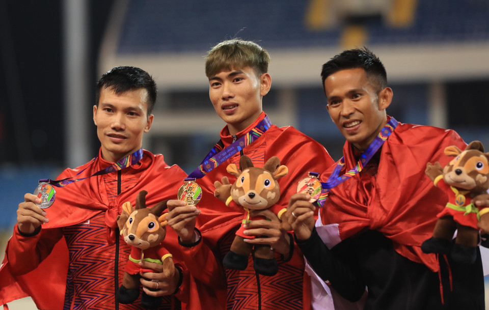 Các vận động viên nhận giải nội dung 3000m vượt chướng ngại vật: Lê Tiến Long (Việt Nam) Huy chương Vàng, Đỗ Quốc Luật (Việt Nam) HCB và Atjong Purwanto Tio (Indonesia) HCĐ. (Ảnh: Huy Hùng/TTXVN)